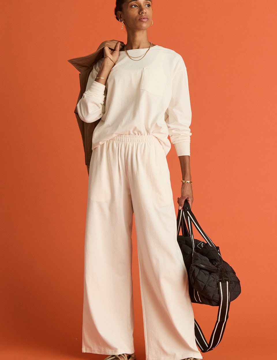 SOHO_NATURAL_SET_GIRL_WITH_BAG.jpg